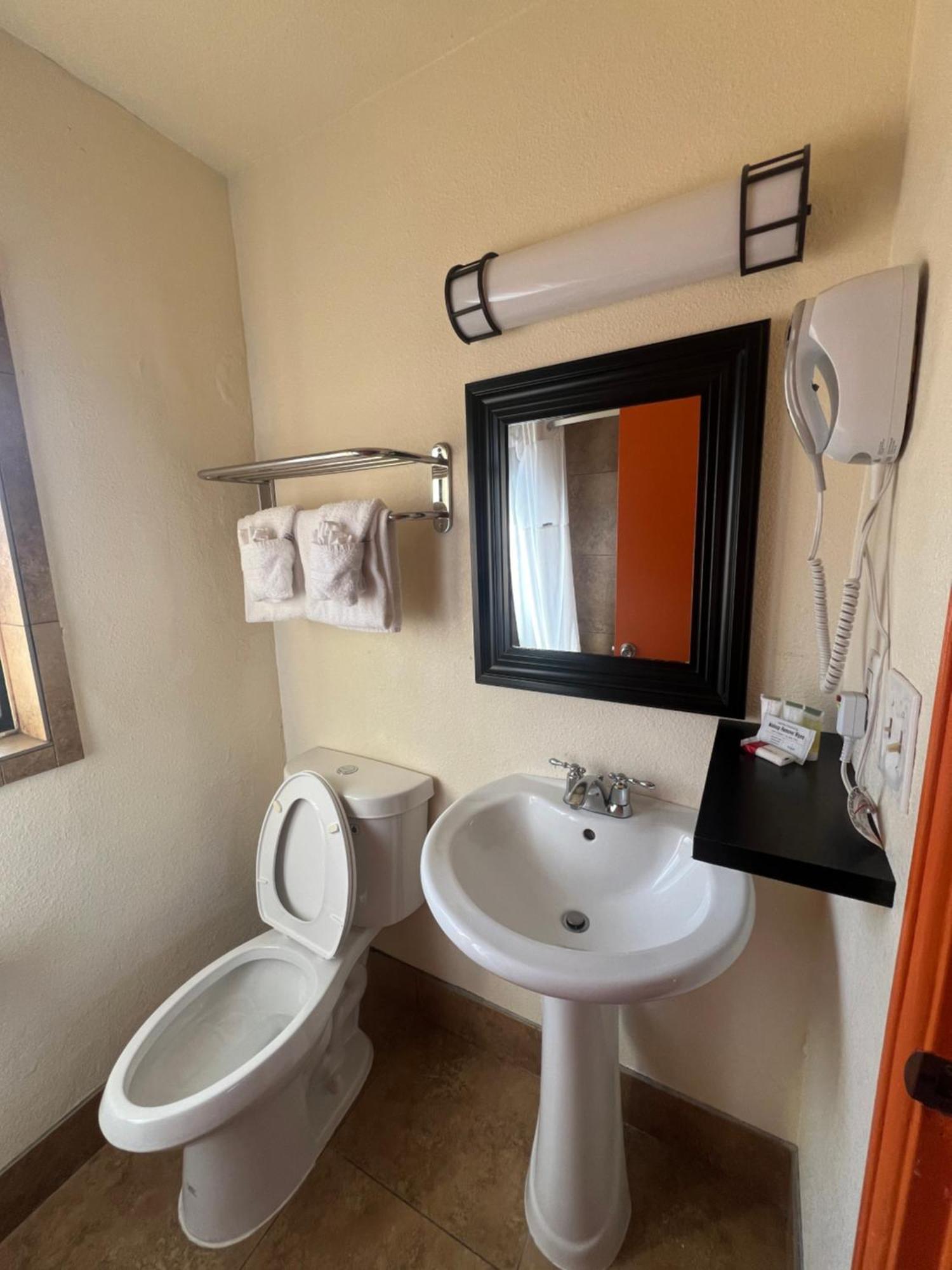 Motel Howard Johnson By Wyndham West 2*